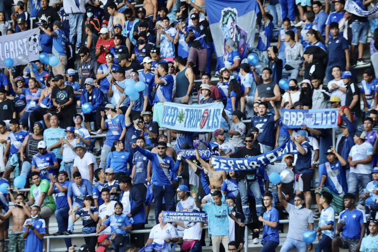 Hinchas de Emelec denuncian que fueron vejados y asaltados 