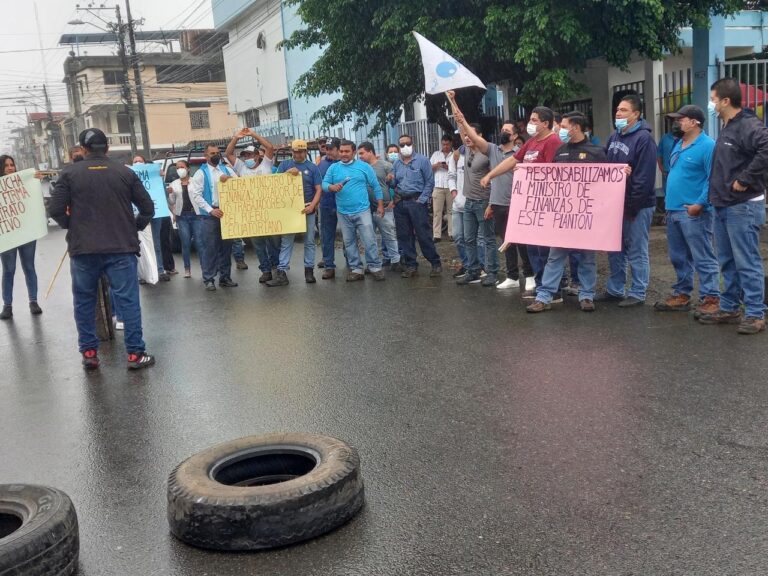 Obreros de CNT realizan paro en Babahoyo