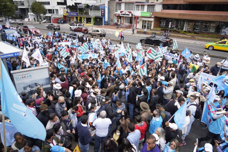 El movimiento político Revolución Ciudadana entregó más de 200.000 firmas para revisión del Consejo Electoral