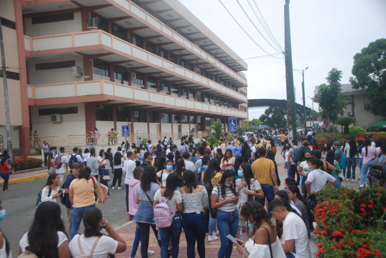 Emocionados universitarios de la UTEQ ante el regreso a clases