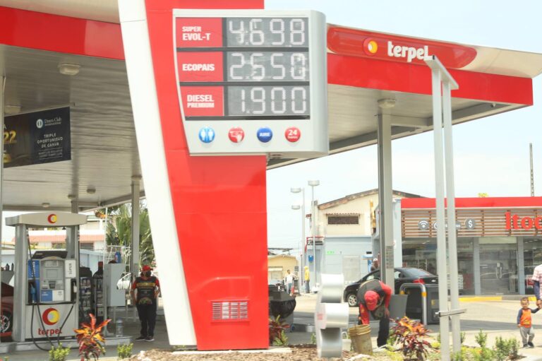 Galón de gasolina súper bajará a $ 4,49 en las estaciones de servicio de Petroecuador