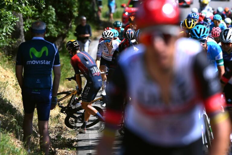 Carapaz sufrió una caída en etapa 10 del Giro de Italia