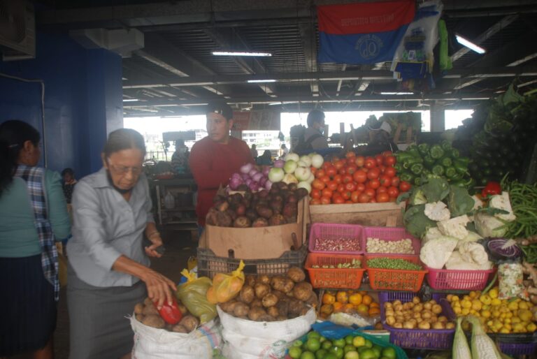 Comerciantes minoristas exigen a las autoridades un mayor control a los mayoristas