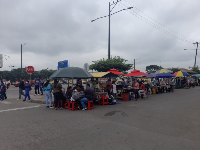 Comercio vuelve a la normalidad en las inmediaciones de la UTB 