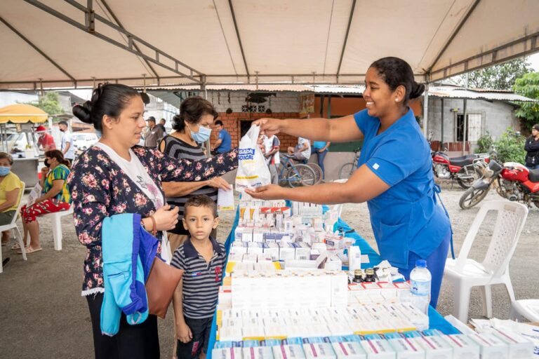 Clínica móvil de la Prefectura de Los Ríos atiende a familias de Babahoyo