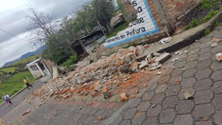 Susto por sismo en Carchi, hubo dos heridos y daños estructurales