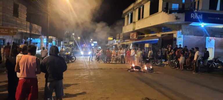 En El Paraíso 14, ciudadanos detienen a dos presuntos delincuentes y queman la motocicleta