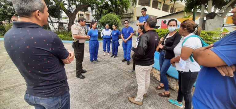 Minga de limpieza entre policía comunitaria y el sector Barrio Lindo