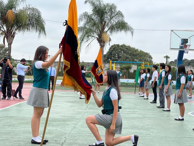 Estudiantes del Ecomundo Babahoyo juraron la bandera