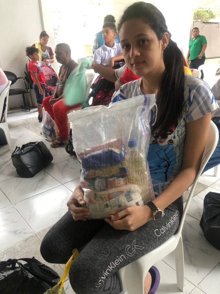 Entrega de raciones alimenticias a venezolanos por parte del MIES 