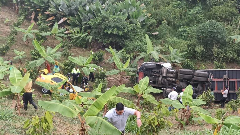 Dos heridos producto de choque entre un taxi y un tráiler