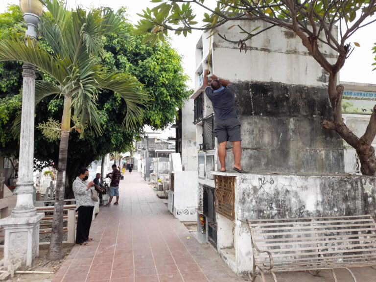 Decenas de pintores esperan clientes dentro del cementerio para pintar tumbas