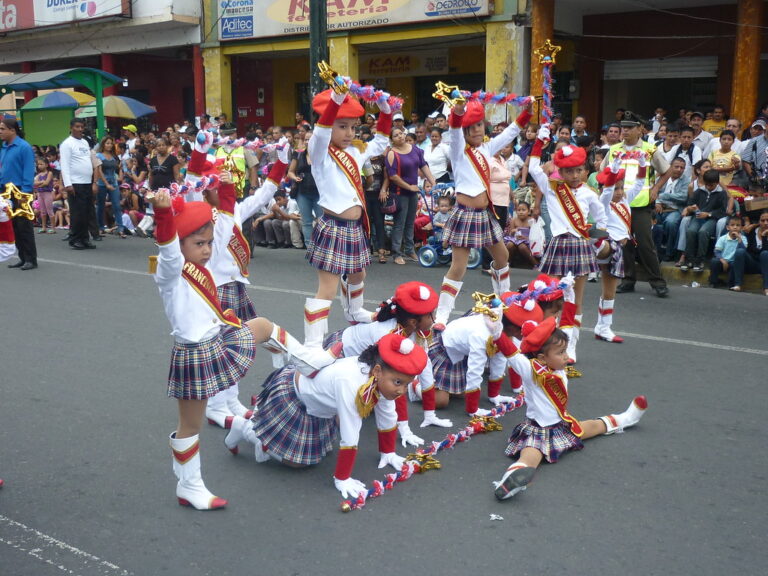 Quevedo celebra su cantonización con desfile estudiantil