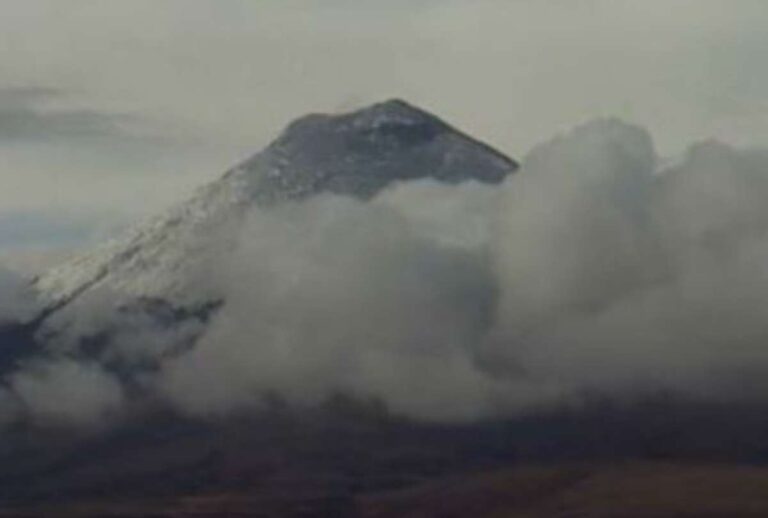 Se registran lahares en el volcán Cotopaxi por la capa de ceniza