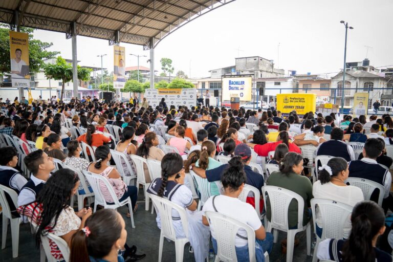 Prefectura continúa con las entregas de las computadoras a estudiantes