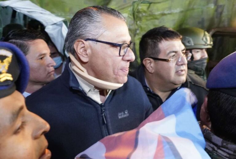 Jorge Glas deja la Cárcel 4 y viaja a Guayaquil para cumplir sus nuevas medidas cautelares