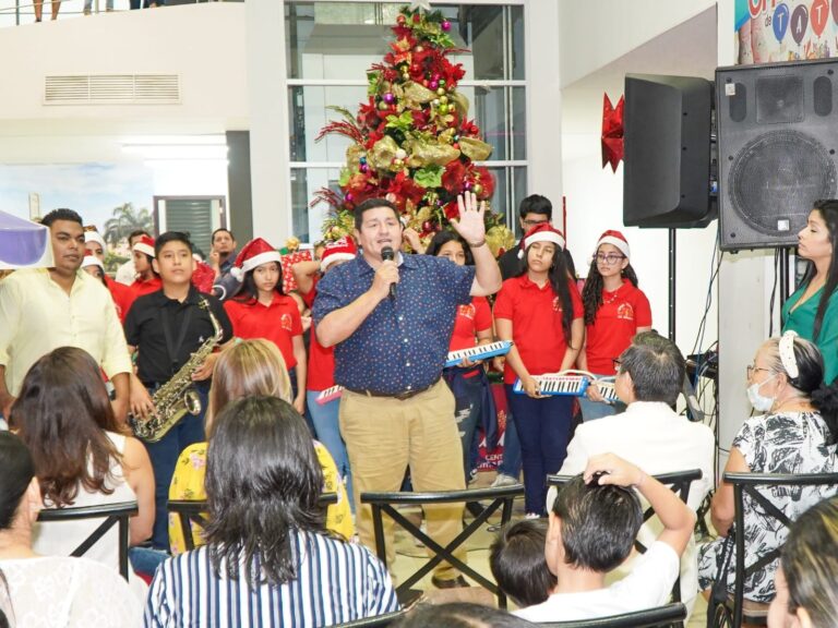 Babahoyo abre paso a las fiestas de Navidad con la encendida del árbol en el Parque Central