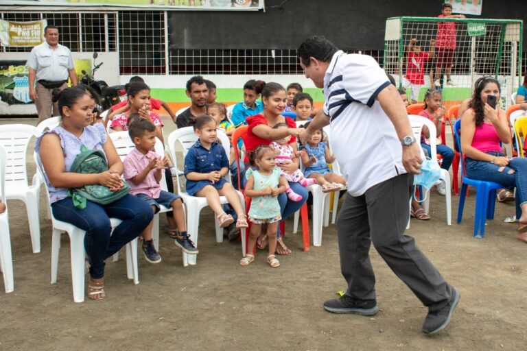 Niños y niñas sonrieron de la mano del alcalde de Babahoyo