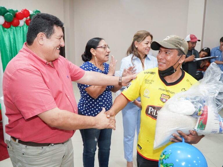 Lustrabotas  de Babahoyo fueron agasajados por la Alcaldía