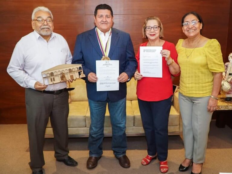 Casa de la Cultura premia con la medalla Benjamín Carrión al alcalde Carlos German