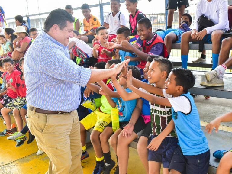 Alcaldía de Babahoyo, entrega obras deportivas en la zona urbana y rural