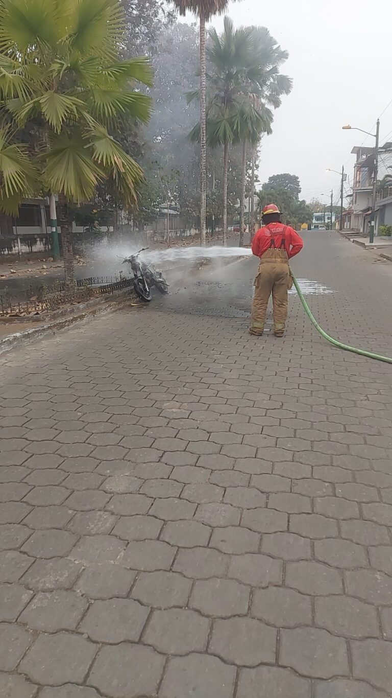 Cansados de los robos, vecinos incendian una moto cerca de la ciudadela El Progreso