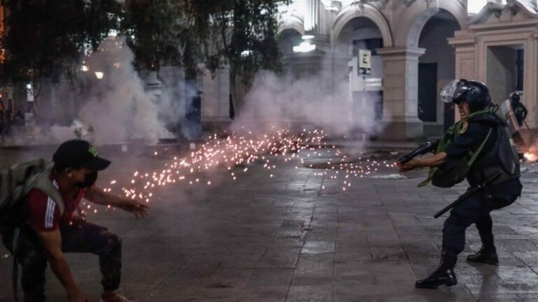 En Perú se encienden las protestas tras destitución del expresidente Pedro Castillo