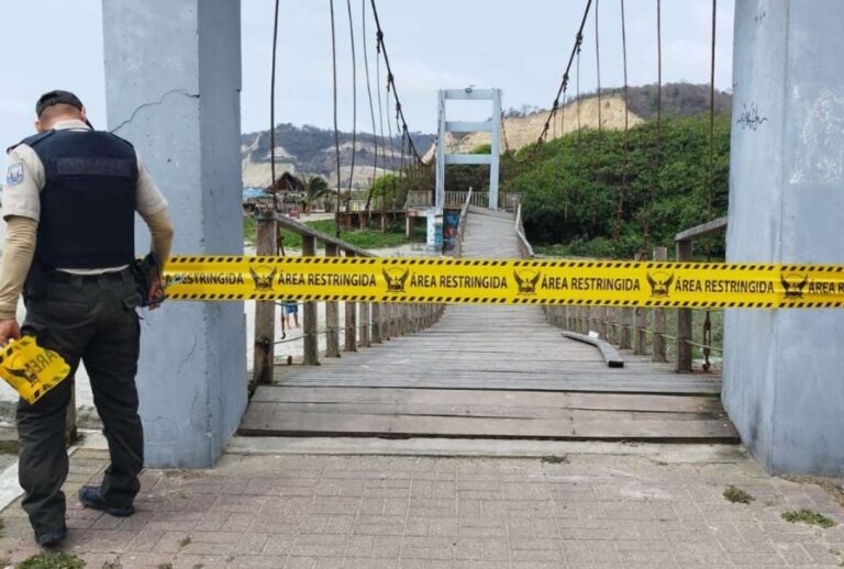 Nueve heridos tras caída de un puente en Manabí