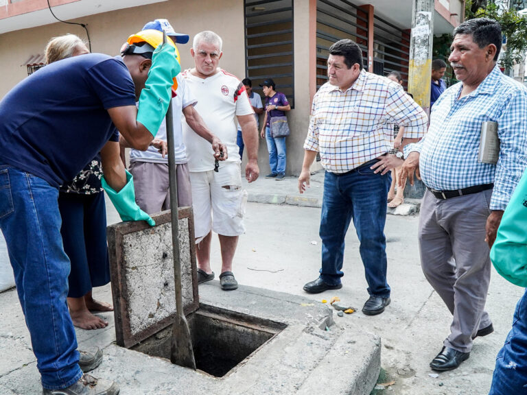 Alcalde Carlos German verificó trabajos en limpiezas de alcantarillas