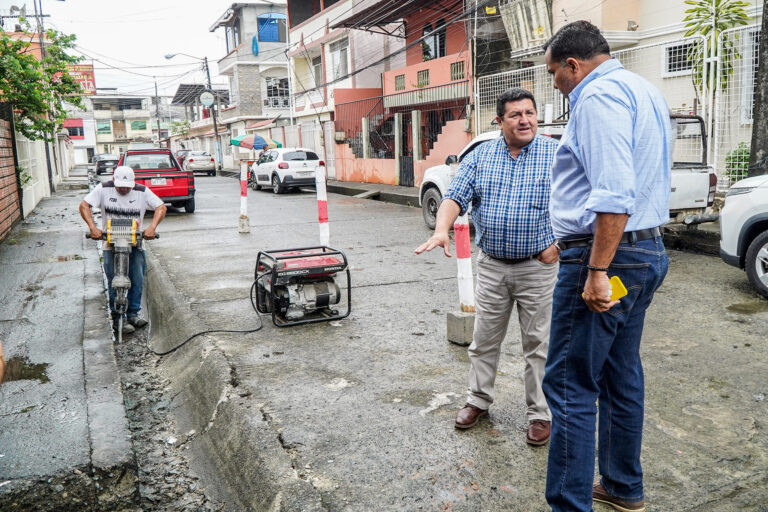 Carlos German, recorrió los trabajos de reconformación de cunetas en Babahoyo