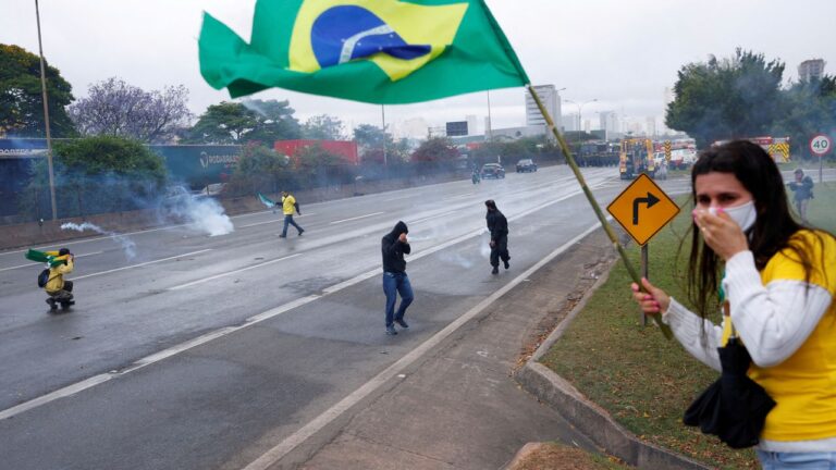 Brasil: Policía recupera el control del Congreso, Presidencia y Corte Suprema