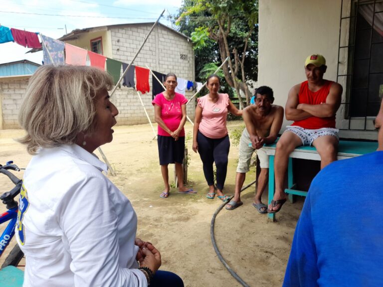 Nancy Chang, recorre zonas rurales por la Alcaldía de Babahoyo