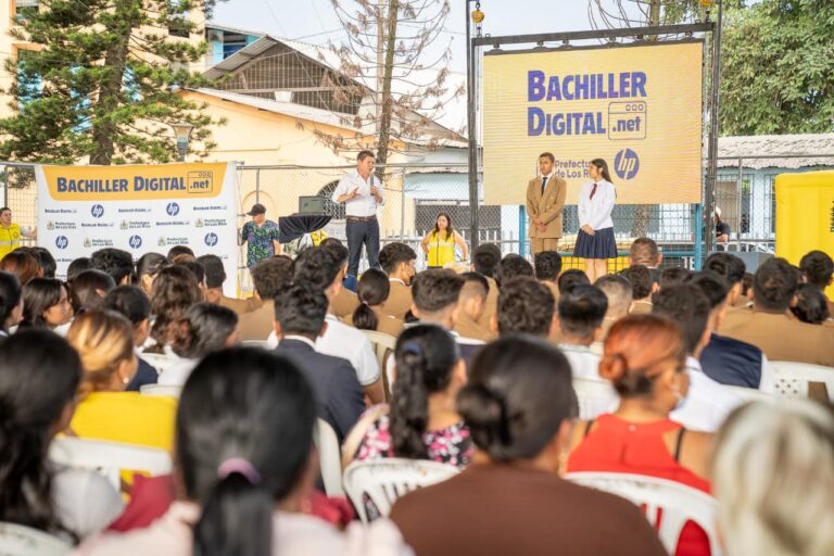 Jóvenes bachilleres de Febres Cordero también recibieron laptops