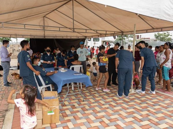 Madres de familia aprovechan brigadas médicas de la Prefectura de Los Ríos