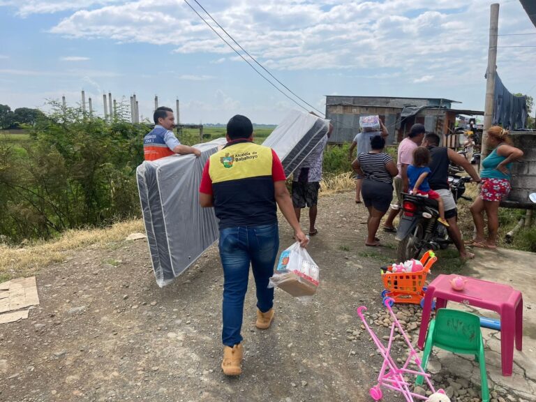 Alcaldía de Babahoyo llegó con ayuda a familia que perdió su casa 