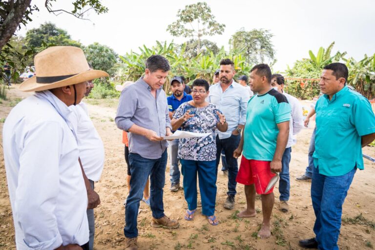 Prefectura construye vias asiladas en Babahoyo