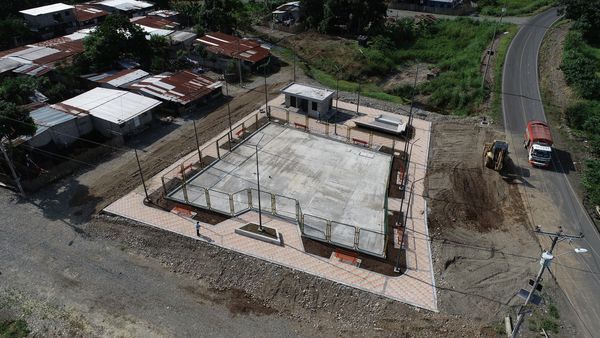 Avanza la construcción de parque infantil en el balneario Chipe