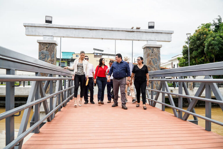 Alcaldía de Babahoyo, estrena muelle flotante con una sesión de concejo