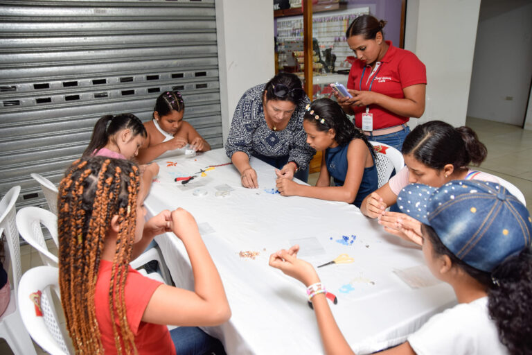 Curso Vacacional de Bisutería que realiza la Alcaldía de Babahoyo