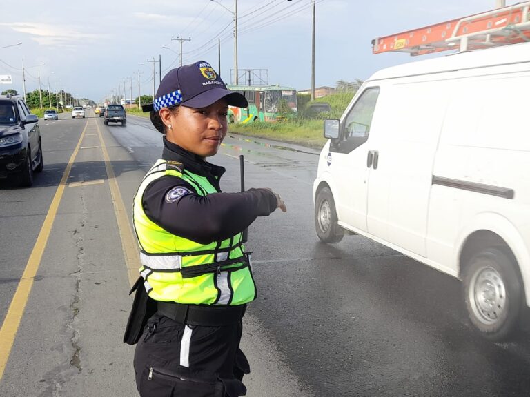 Las mujeres vigilantes aún no son respetadas en las vías inundadas 