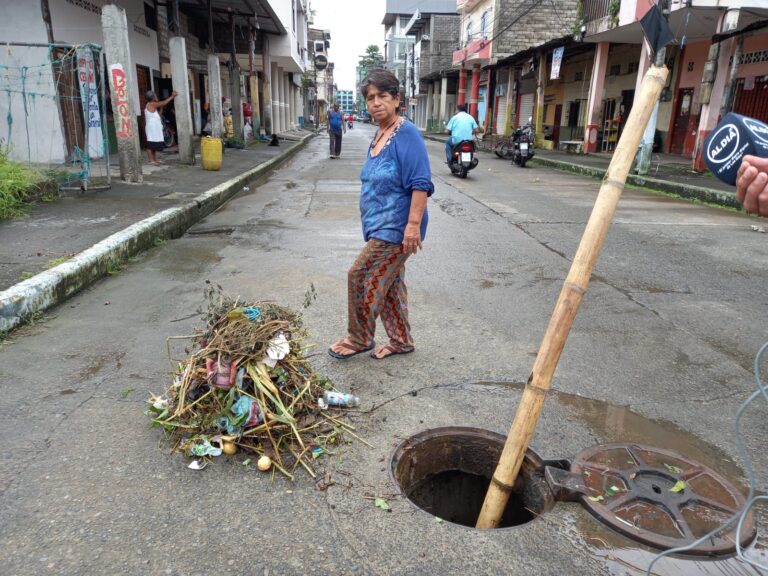 Ciudadanos se quejan por alcantarillas con basura en Quevedo