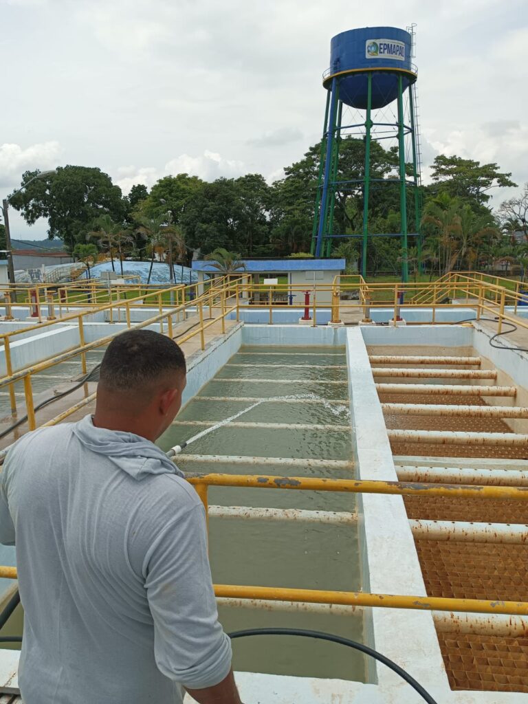 ¿Por qué no hay agua en Quevedo y la poca que llega es de color amarillo?