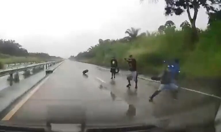 Pillos cierran la vía con llantas para robar a los choferes en el anillo vial de Quevedo