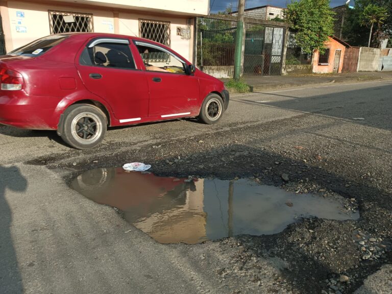 Habitantes de la calle Camilo Arévalo están cansados de los huecos y los accidentes