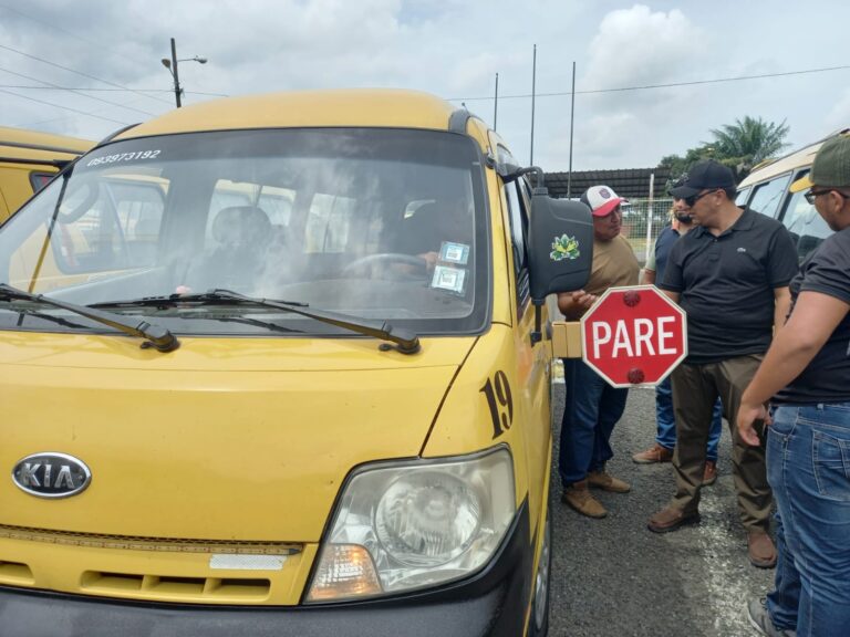 172 buses de transporte escolar pasan revisión previo al inicio de clases en Quevedo