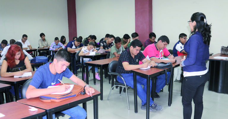 Alumnos de la UTEQ demuestran su habilidad e innovación en tecnología de la información y alimentos