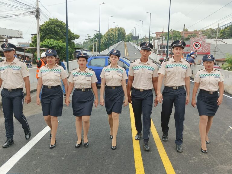 Agentes Civiles de Tránsito de Quevedo estrenaron uniforme