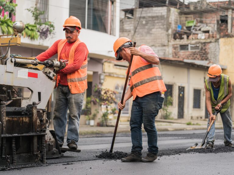 Alcaldía de Babahoyo trabaja en asfaltado de calles