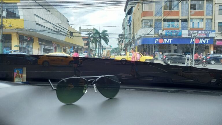 Dejar las gafas dentro del carro en días soleados podría ser peligroso