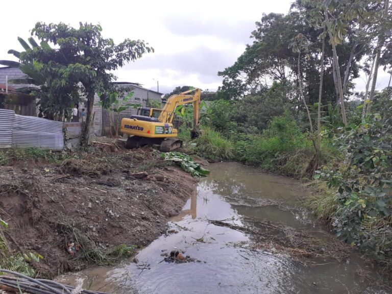 La Unidad Cantonal de Gestión de Riesgos saca palos, llantas y basura de esteros en Quevedo